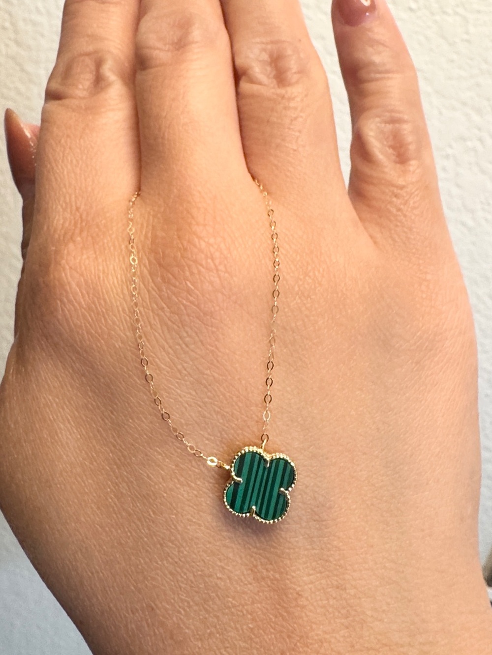 18k real gold Clover Pendant  Dainty Necklace in Green - Picture 2 of 3